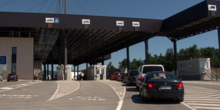 Kolona në Merdar mbi 2 kilometra/ Kjo është gjendja në pikat kufitare