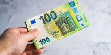 Muharremi: 100 euro të vitit 2021 sot kanë vlerë vetëm kaq euro