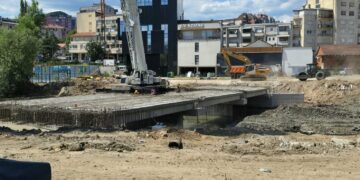 Biznesmeni mitrovicas shpreh interesim të ndërtojë me mjete vetanake edhe një urë të re për vetura mbi lumin Ibër që lidh jugun me veriun