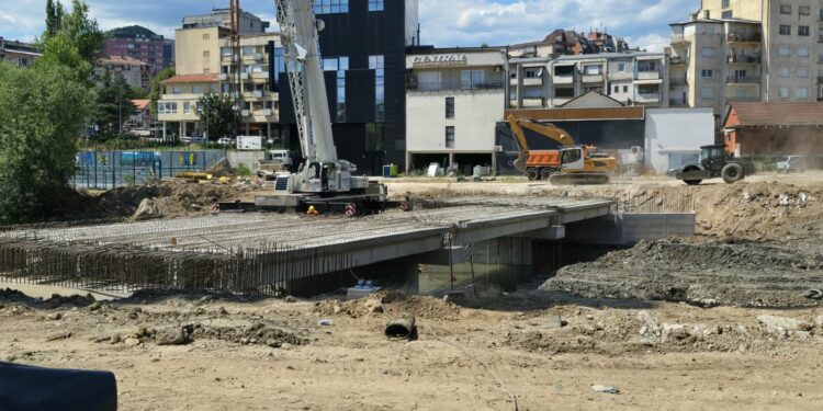 Biznesmeni mitrovicas shpreh interesim të ndërtojë me mjete vetanake edhe një urë të re për vetura mbi lumin Ibër që lidh jugun me veriun