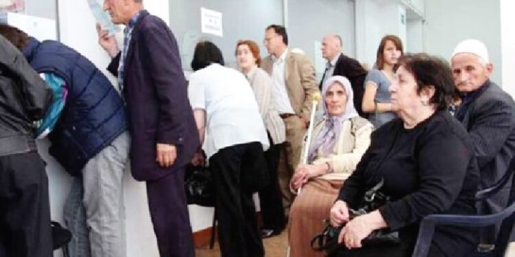 Pensionistët në Kosovë po përballen me situatë të rëndë ekonomike: Qeveria nuk ka bërë asgjë për ne