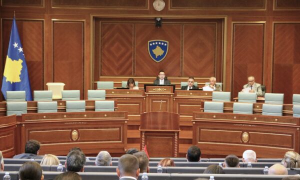 Kushtetuesja: Konstituimi të kryhet për 12 ditë, deputetët ta ushtrojnë funksionin në interes të shtetit dhe ta zgjedhin nënkryetarin serb