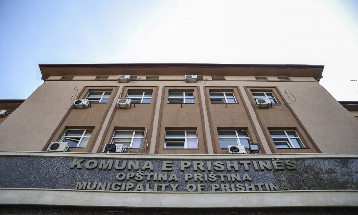 Raportohet për përleshje mes zyrtarëve të Komunës së Prishtinës, i pranishëm edhe Përparim Rama
