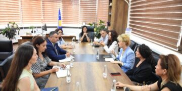 Avokati i Popullit pret në takim redaktorët e RTK-së që u larguan nda moderimi, thotë se do të hetojë ndërhyrjet politike