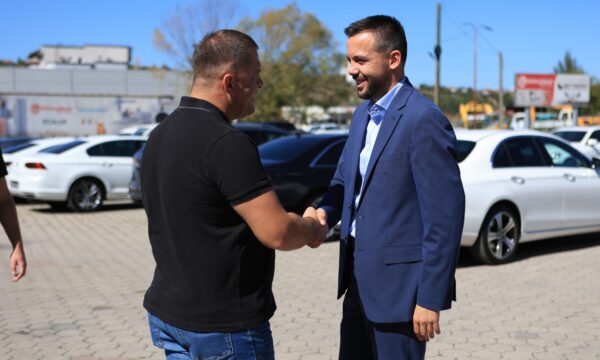 Arian Tahiri viziton kompaninë “Interplast”, premton mbështetje për zhvillimin profesional