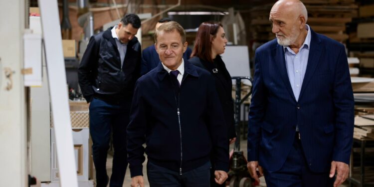 Idrizi zotohet për mbështetje më të madhe për bizneset e Vushtrrisë: Zhvillimi ekonomik, shtylla kryesore e përparimit