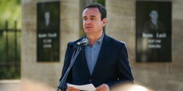 Kryeministri Kurti bëri homazhe te obelisku i dëshmorëve Skënder Monolli dhe Besim Latifi