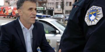 Kryetari i Leposaviqit përfundon në polici, e shau qytetarin pas zënkes me vetura në rrugë