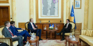 E çuditshme: Basha i pret mysafirët i vetmuar, askush nuk ulët në anën e majtë të tij