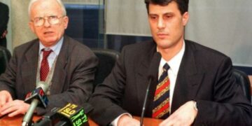 Fotoja me Demaçin detyron avokatin e Thaçit të tallet pak me prokurorin