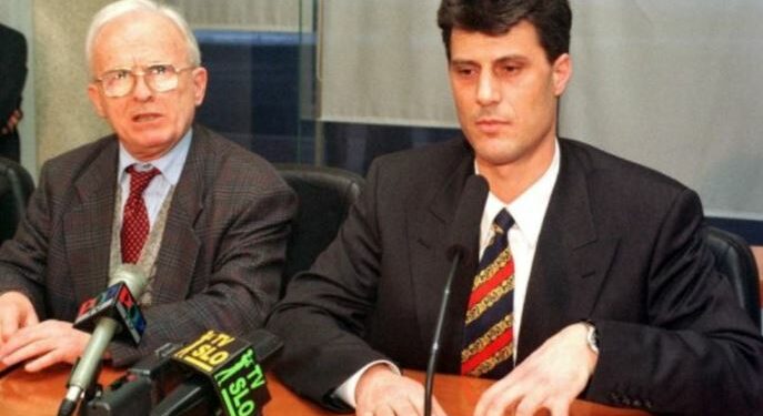 Fotoja me Demaçin detyron avokatin e Thaçit të tallet pak me prokurorin