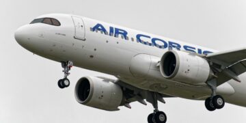 E pazakontë: Aeroplani mbeti në ajër për një orë, kontrollorin e zuri gjumi