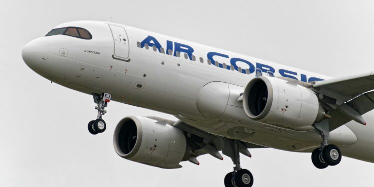 E pazakontë: Aeroplani mbeti në ajër për një orë, kontrollorin e zuri gjumi