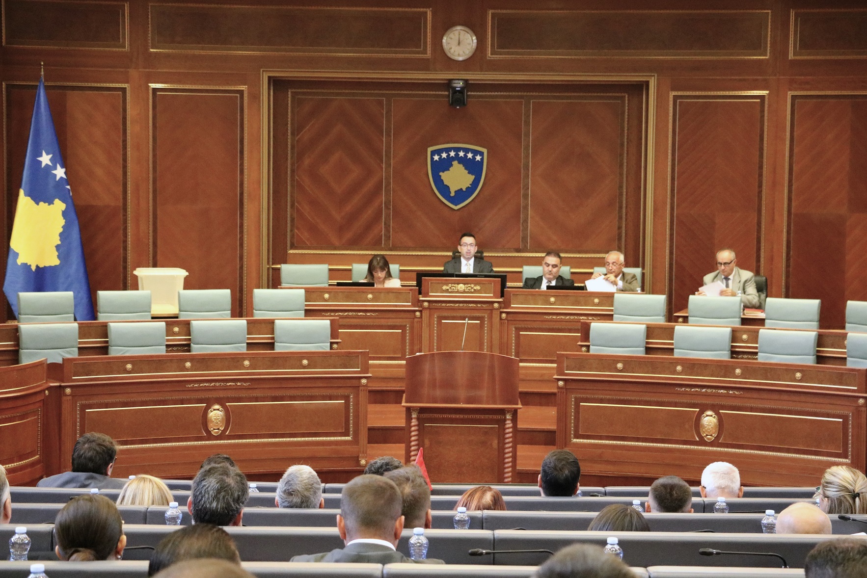 Pushim me pagesë: Deputetët s’punojnë një muaj, sot marrin pagat e plota