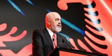 Vendoset “tjetër gur kilometrik” në rrugën e Shqipërisë drejt BE-së