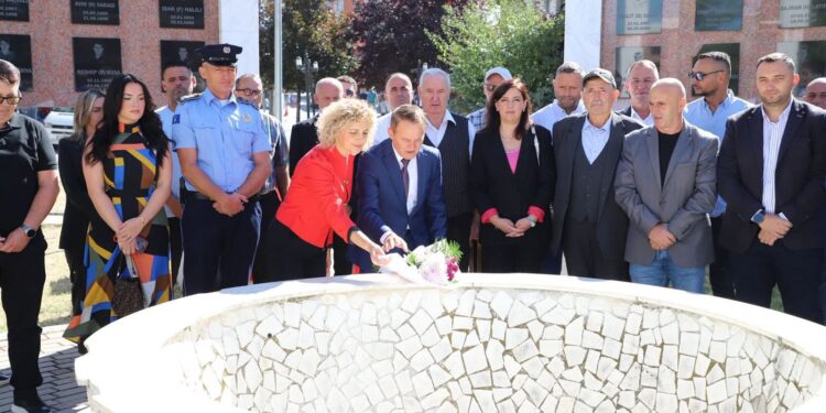 Shënohet Dita e Dëshmorëve të Vushtrrisë, Idrizi: Gjaku dhe sakrifica e tyre na e solli lirinë