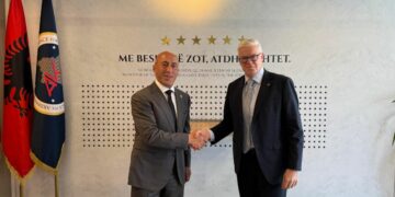 Haradinaj takohet me Rodgers, i flet për bllokadën institucionale