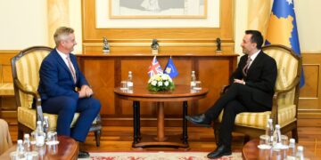 Bashës i shkon në zyre ambasadori britanik, u diskutua për seancën konstituive të Kuvendit