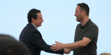 Konjufca ia konfirmoi besnikërinë me “bashkërrugëtofshim gjithmonë”, Kurti e falënderoi atë dhe partinë për “disiplinë”