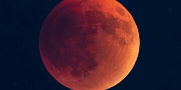 Spektakël i rrallë në qiell: “Hëna e Përgjakur” mahniti botën, u pa edhe në Kosovë
