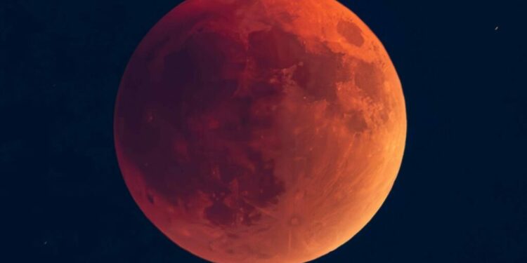 Spektakël i rrallë në qiell: “Hëna e Përgjakur” mahniti botën, u pa edhe në Kosovë