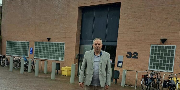 Hysni Gucati viziton Thaçin dhe Veselin në Hagë: Janë të fortë dhe të palëkundur
