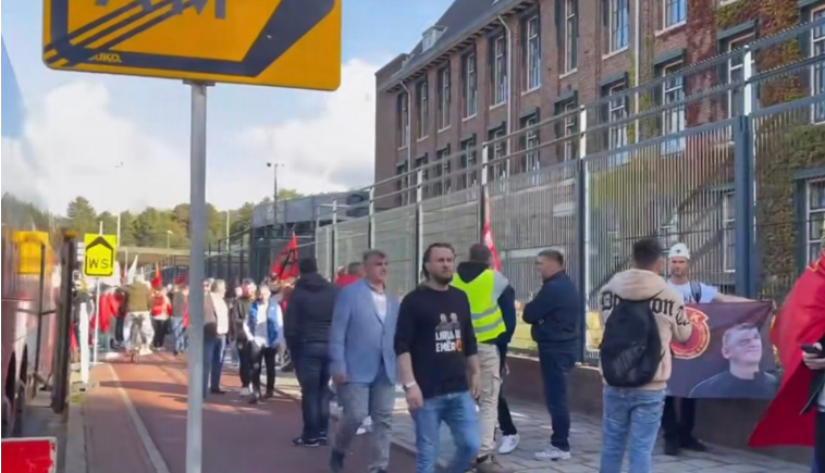“President ti ku je, krejt Kosovën këtu e ke”, protestohet edhe para Gjykatës Speciale