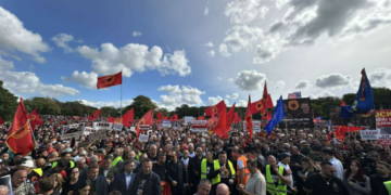 Pak minuta para fillimit të protestës, Haga mbushet plotë me shqiptarë