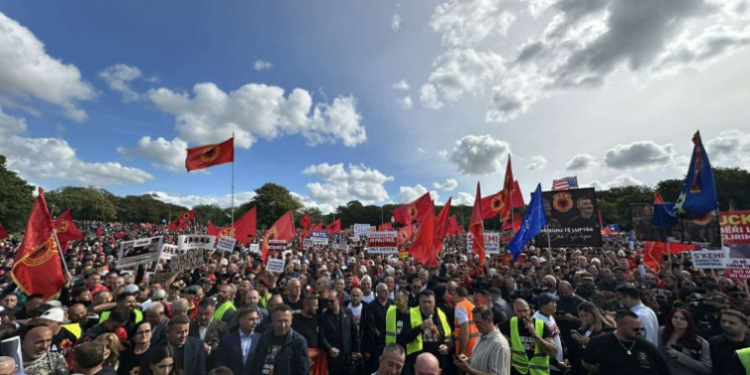Pak minuta para fillimit të protestës, Haga mbushet plotë me shqiptarë