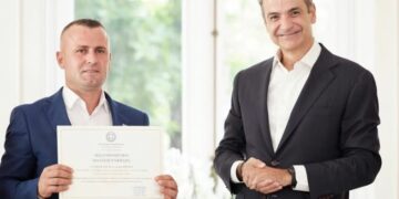 Kryeministri grek i jep shtetësinë shqiptarit që shpëtoi 2 fëmijë nga mbytja