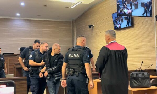 Vrasja e Liridona Ademajt, me duar të lidhura Naim Murseli e dy të tjerët sillen në gjykatë