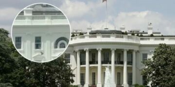 Një objekt hidhet nga dritarja e Shtëpisë së Bardhë – pamjet bëhen virale