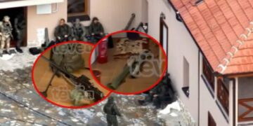Pamjet kur policia kishte hyrë brenda Manastirit të Banjskës pas sulmit, shihen armë e municion