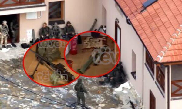 Pamjet kur policia kishte hyrë brenda Manastirit të Banjskës pas sulmit, shihen armë e municion