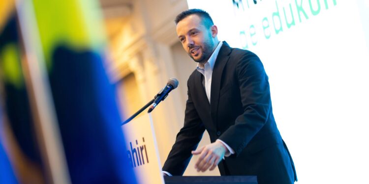 Arian Tahiri mbledh mësimdhënësit dhe punonjësit e arsimit në Mitrovicë, premton investime në këtë fushë