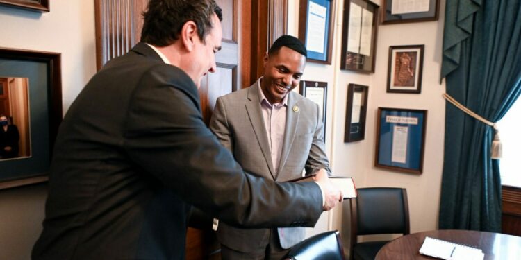 Kurti takoi kongresistin Ritchie Torres, flasin për për integrim në Bashkimin Evropian dhe në NATO