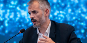 Ironizon Maliqi: Shqipëria e krijoi si ministre Diellën, VV mundet me shpik Botoviqin – e bëjmë edhe gjykatës në kushtetuese