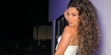 Nuk përmbahet Melinda Ademi, publikon pamje intime me të fejuarin e saj