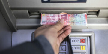 Bankomatët dhe tërheqjet e parave po zvogëlohen në Zvicër, pse po ndodh kjo?