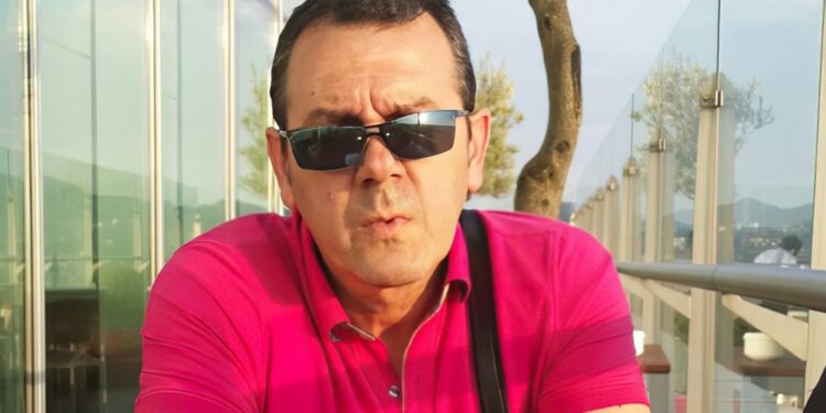 Ky është burri që bashkë me gruan i mashtronin qytetarët për rezervime të biletave, përfituan 17 mijë €