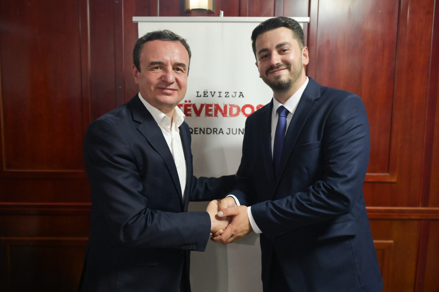 Mashtrimi i madh i kandidatit për kryetar të Junikut: Përfitoi bursë nga BE-ja, tash refuzon të punojë në Administratë Publike siç e obligon kontrata