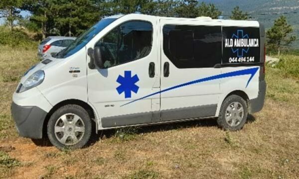 Autoambulancë me targa të Serbisë futet ilegalisht në Kosovë, shoferi dhe pasagjerët lirohen pas intervistimit