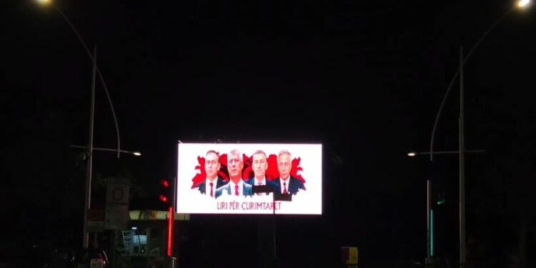 Rrugët e Tiranës mbushen me fotot e komandantëve të UÇK