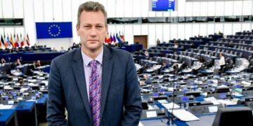 Ish-eurodeputeti britanik pranon se ka pranuar ryshfet që të propagandojë për Rusinë