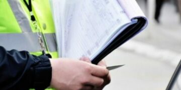 Policia i kap në flagrancë dy të rinj duke bërë gara me makina në Ferizaj, 500 euro dënim, -5 pikë, 1 vit konfiskim të patentëshoferit