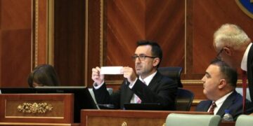 Lajmi i dytë i keq për Dimal Bashën pas dënimit me 25 mijë euro, Kushtetuesja i rrëzon pohimin se është kryer Kuvendi