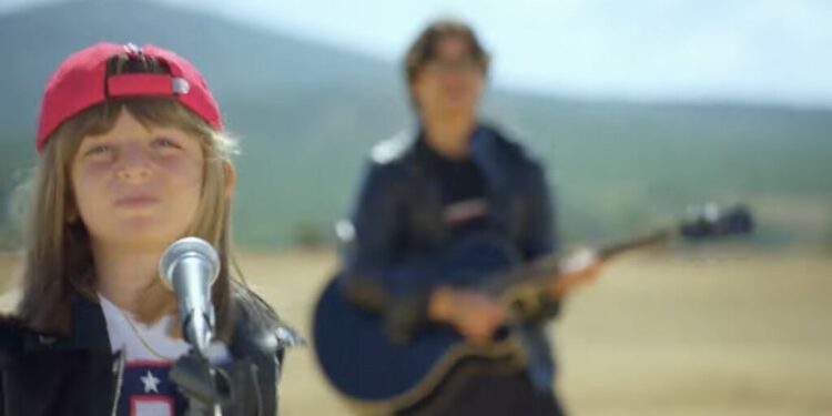 Talenti i vogël në ngritje, Diell Durmishi lanson këngën ‘Këndoj me zemër”