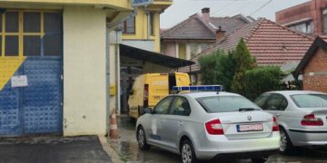 Inepektorati, i shoqëruar nga Policia, po e merr nën kontroll objektin e Postës së Serbisë në Graçanicë, raporton një medium lokal