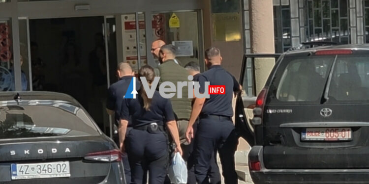 Nis seanca për caktimin e paraburgimit për policin e arrestuar për ndihmë personave të përfshirë në vepra penale (Pamje)