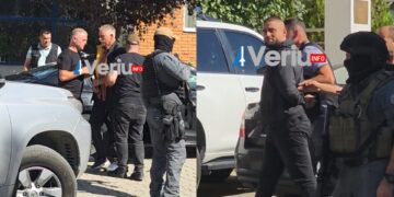 Arrijnë në gjykatë 4 anëtarët e familjes Gerbeshi, prokuroria kërkon caktimin e paraburgimit (Pamje)